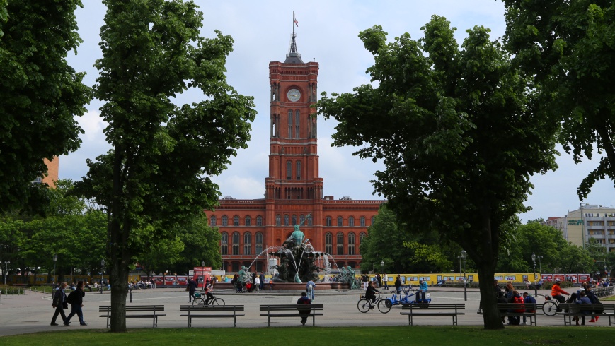 Rotes Rathaus in Berlin-Mitte mit Neptunbrunnen - Foto: m/s