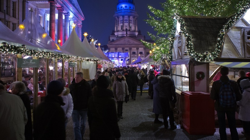 Weihnachtsmarkt auf dem Gendarmenmarkt in Berlin Mitte