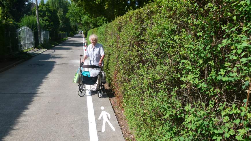 Neufahrwasserweg: Fußweg schmaler als ein Rollator