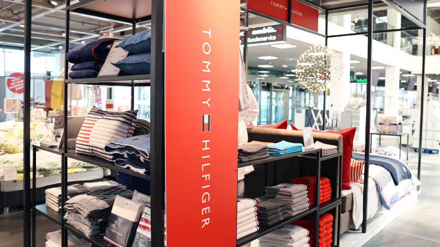 Tommy Hilfiger u. XXXLutz arbeiten seit April 2023 zusammen