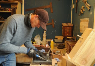 Tischler in seiner Werkstatt